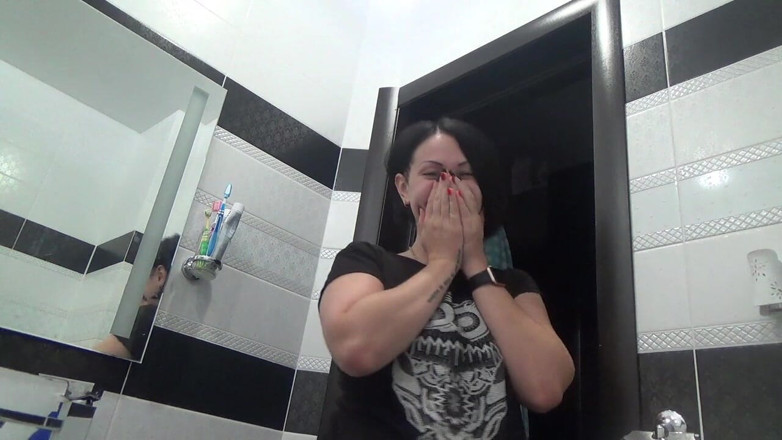 Goddess Misha Goldy: Guy loses towel in front of me SPH