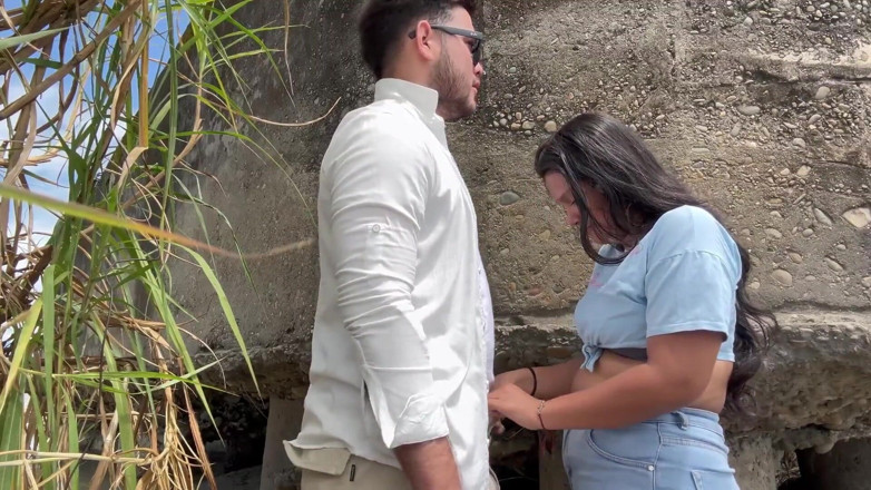 EMY_AND_JONH: Ik heb een geile latina gevonden in de rivier en...