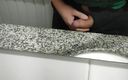 Gui videos: Eyaculación sargente en el fregadero del baño