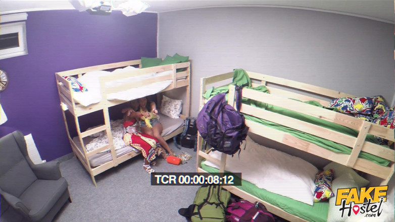 Fake Hostel: Fake hostel - latin Claudia Bavel ve Lola, yardımsever Steve'i çifte sakso...