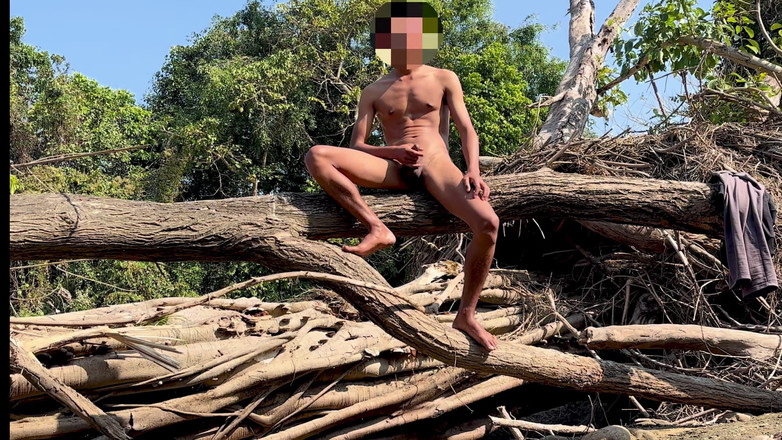 LonlyBoy: Młody solo chłopiec cieszy się w dżungli