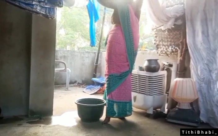 Ridowan: Une bangladaise montre ses seins à son voisin.