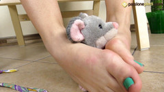 Foot Fetish HD: Antonella, la sexy ragazza mora gioca con i piedi in...