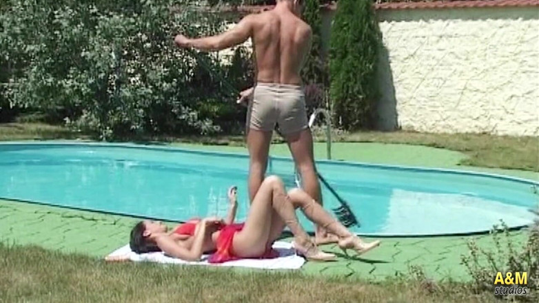 A&M Studios: La fille en rouge se fait baiser dans la piscine.