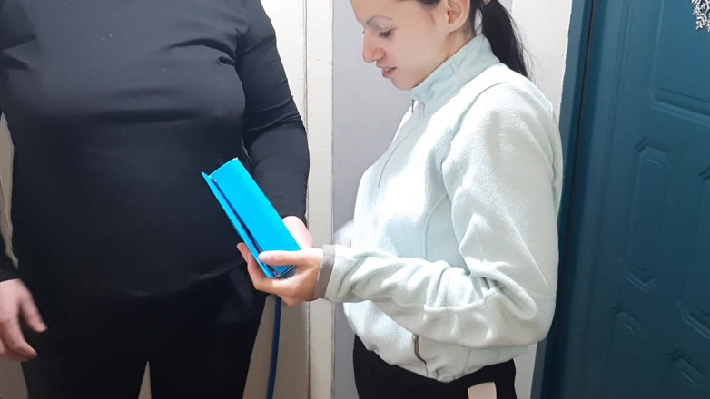 Lesbian-illusion: Я подякував кур'єрці за велику знижку (з брудними російськими розмовами)