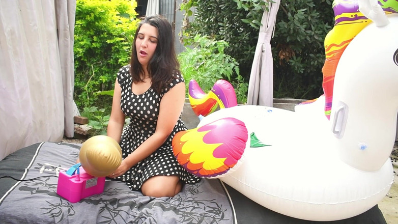 Bunny Looner: În aer liber ride to Pop on Unicorn gonflabil - Bunny...