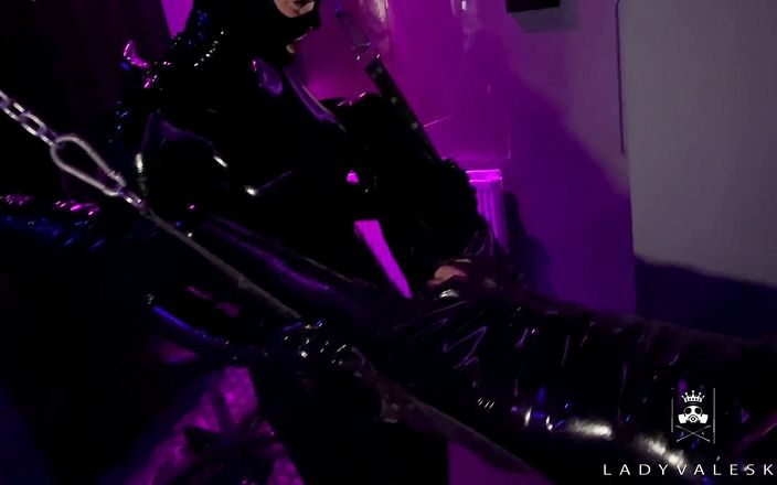 Lady Valeska femdom: Fisting en latex suspendu et baise