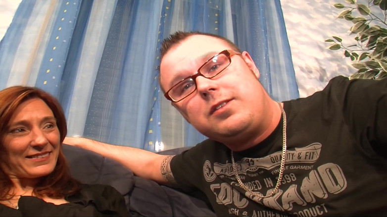 Enjoy German porn: Приголомшлива німецька красуня ділиться членом з гарячою брюнеткою