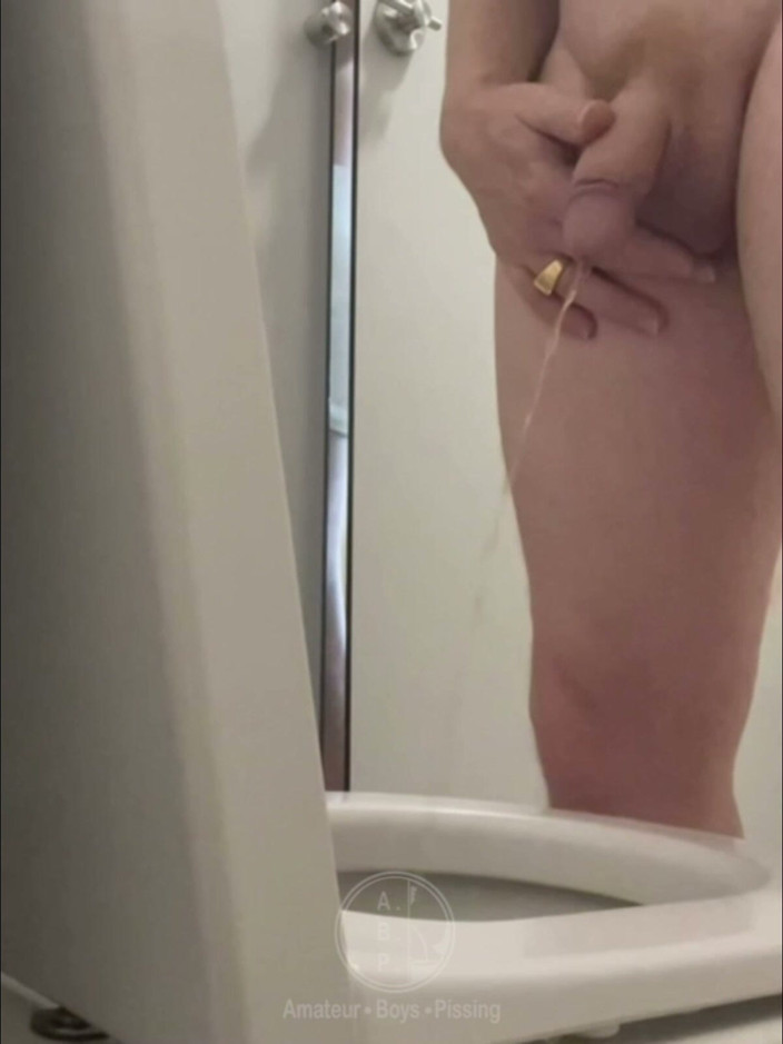 AmateurBoysPissing: Coup de main dans les toilettes publiques - on a failli...