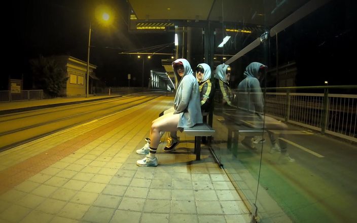 DedeDeville: Sexo realmente arriscado em um ponto de ônibus com uma jovem...