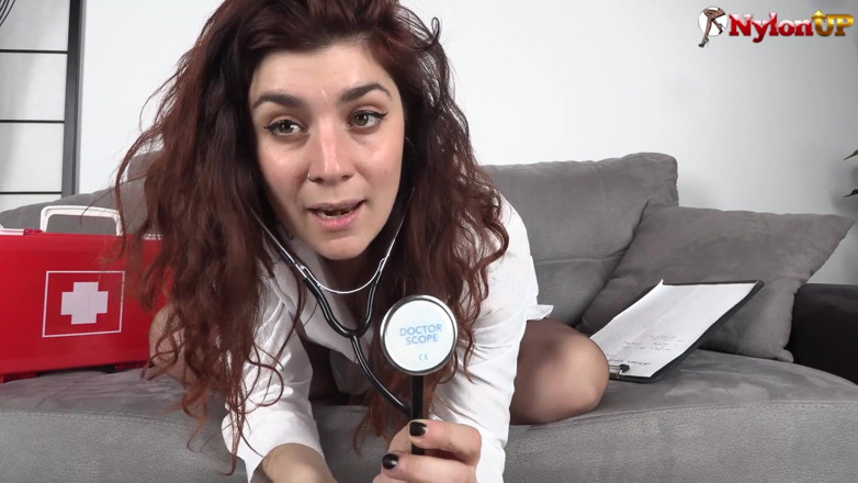 FootFetish Girls With Sex Toys and Nylons: Doctor seductora se burla de su cliente usando sus pies...
