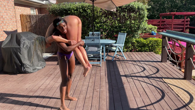 CJ Films: Ascensore e trasporto in topless con Paris love e Andi...