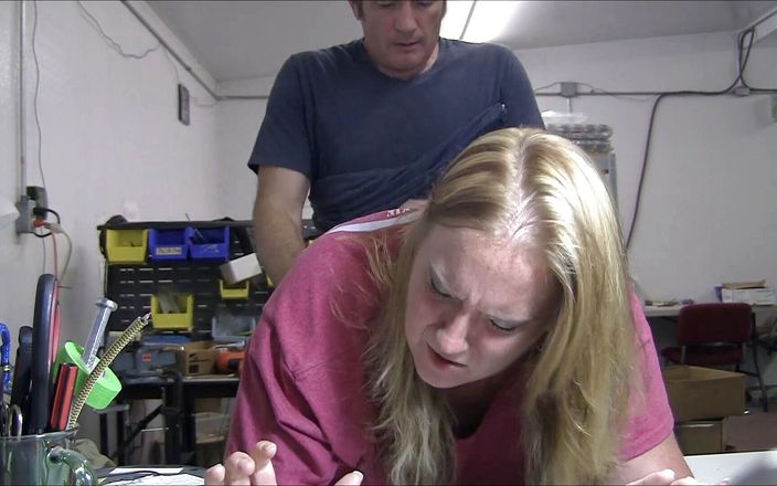Vibra King Video: Jennifer wordt op het werk over een tafel geneukt