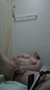 처음으로 그녀의 섹스 기계를 사용하는 Cripplefreak4u