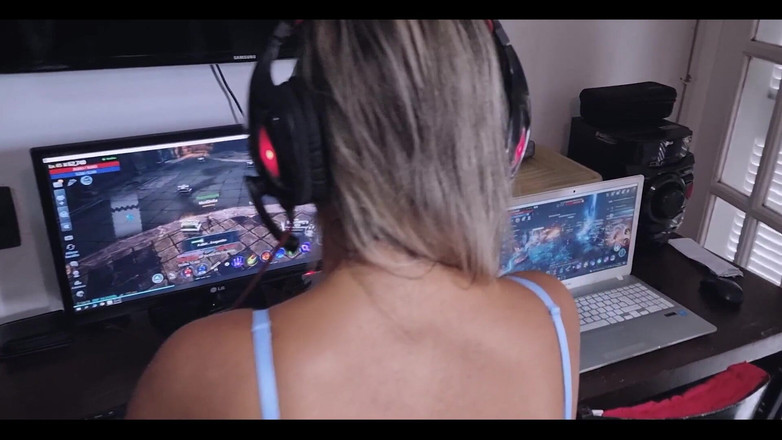 MarieChell: 我玩得分心了，他抓住了我！