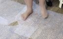 Mature Vixen: Plástico bolha saltando pés