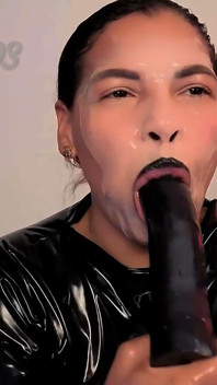 Nemravná fantazie na noc: Sperma explodující do tváře divoké Latinky oblečené v latexu.