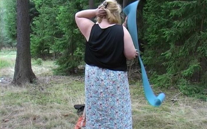 Mature NL: Blonďatá velká kráska je tvrdě ošukána v lese