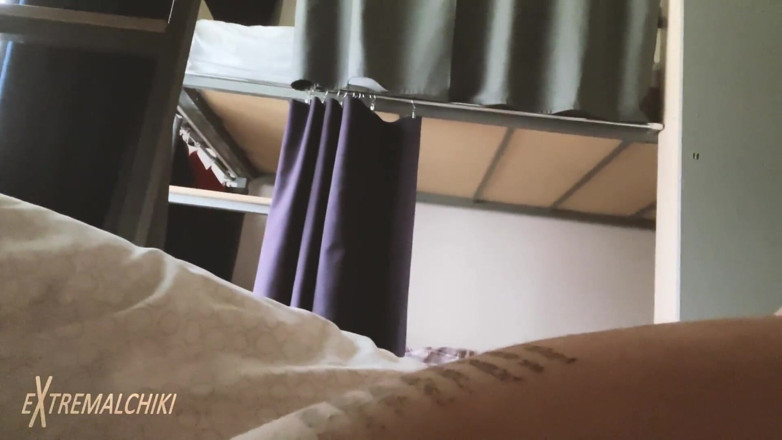 Extremalchiki: Twink masturbándose en dormotory
