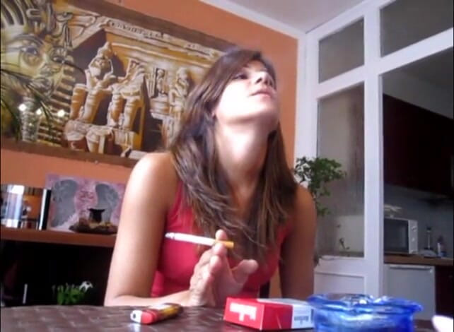 Femdom Austria: Morena belleza fumando cigarrillos
