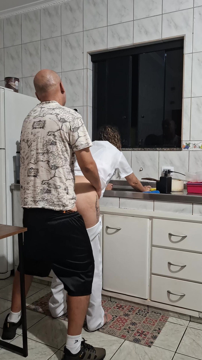 Victor SweetCoupleStories: La criada fue follada por el culo en la cocina...