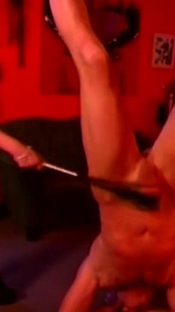 Auto-suge curul matahală cu degetele adânc de stăpânele excitate