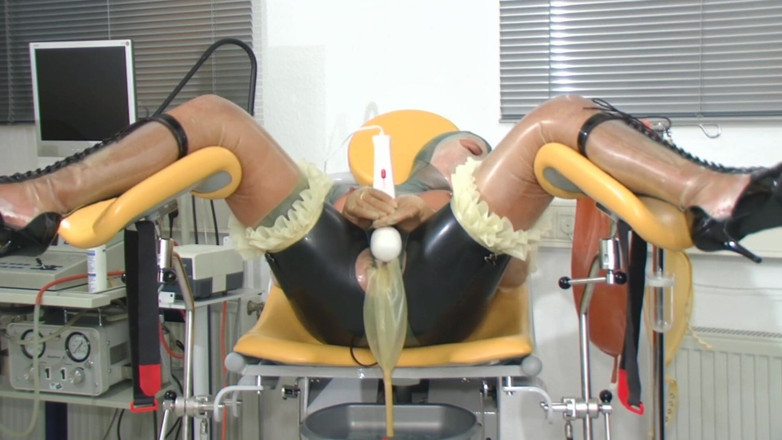 Rubber & Clinic Studio - 1ATOYS: Pisspants - full rubber gyn pissing