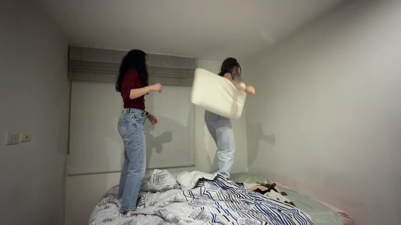 scarlettandc: Baví nás hrát v posteli, abychom skákali