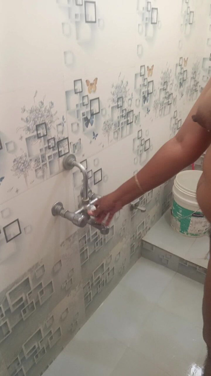 Ilakkiya: Teyze banyo yapıyor viral video