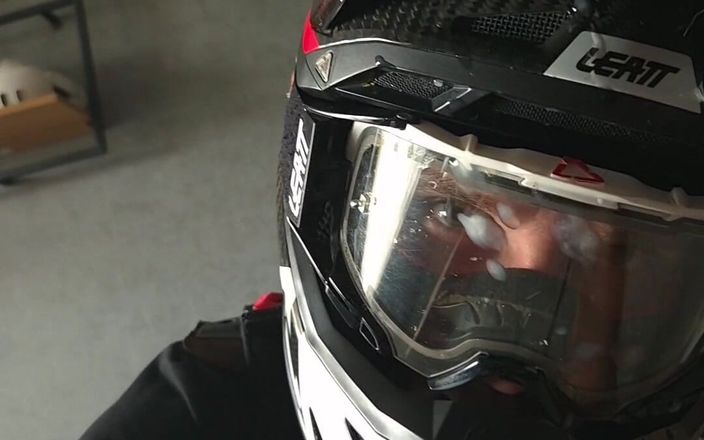Sneakersmax98: Кремовий пиріг на моєму mxhelmet