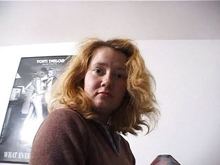 POV Orgasms: Harige blonde meid zuigt de pik van kerel tijdens de...
