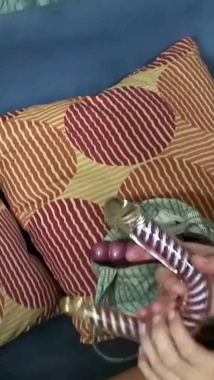 Lesbian Love Movies: Dildo rucha się na niebieskiej kanapie - dwie blondynki i gruba...