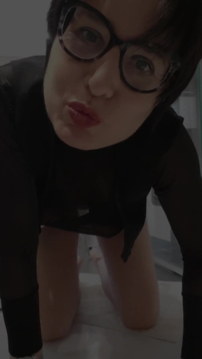 JulieEroticDress: Julie играет с уретральным вибратором