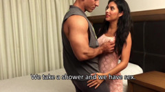 POVR Latinas: 角質ラテンのカップルはシャワーでセックスを得ながら配管工はドアをトラフを見ています