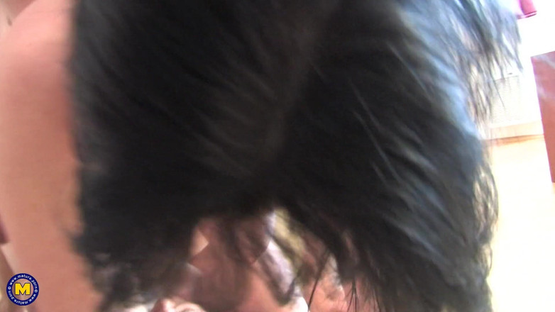 Mature NL: 与一个玩具男的成熟性爱派对