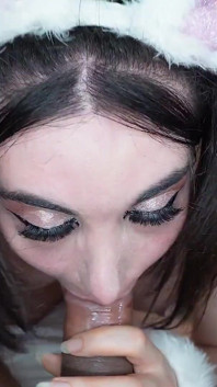 Fata transsexuală sexy Sarah Alexis ejaculează pe o pulă uriașă