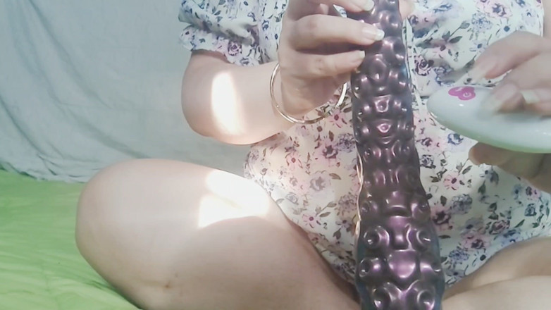 MassiveHungFoxy: Mature MILF Stepmom Looks for Someone to Put a Huge...
