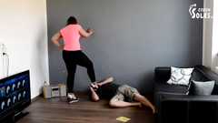 Czech Soles - foot fetish content: Bohatý chlapec je ponížen služkou
