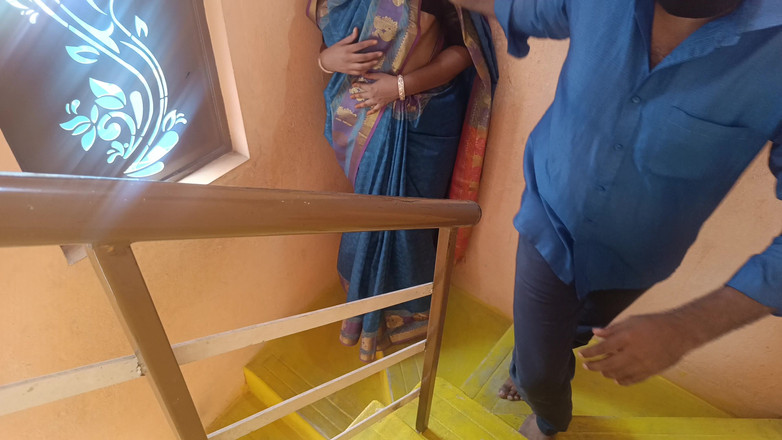 Pushpa studio: Romanticismo di casalinga traditrice nelle scale