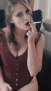 Fumare in sexy lingerie nera con bretelle