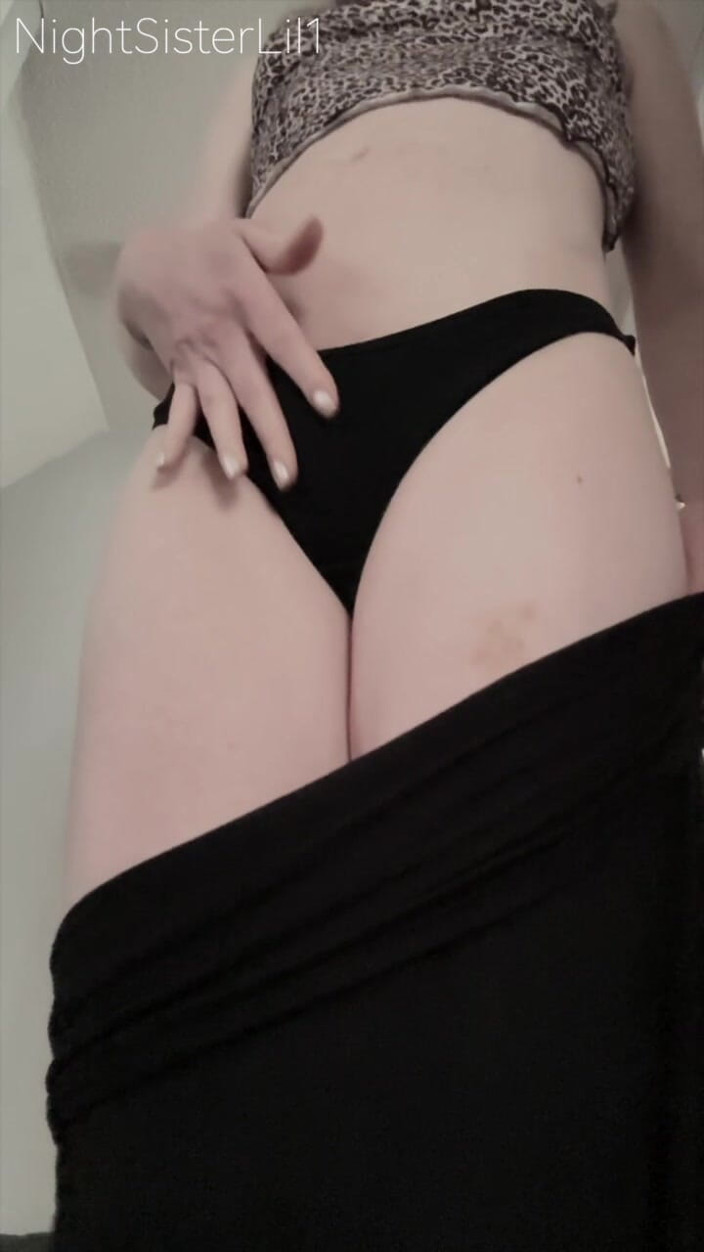 NightSisterLil1: 邻家女孩脱衣和挑逗