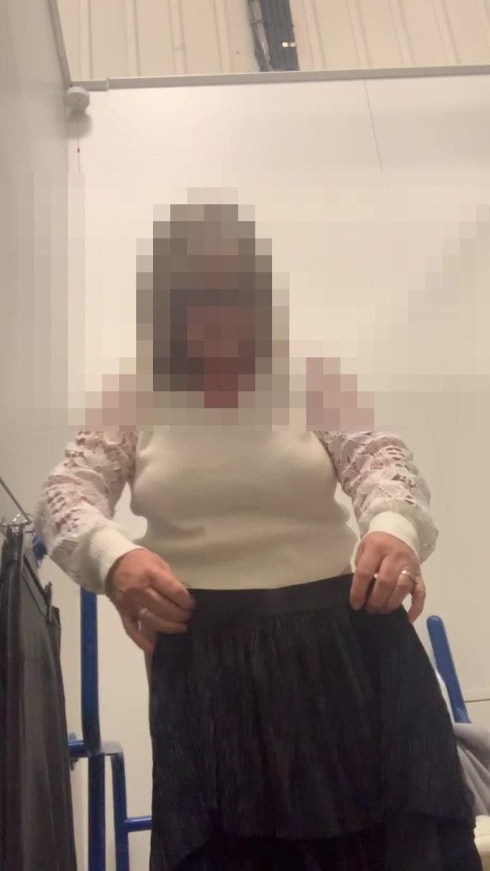 Julie Cunningham: Julie en el vestuario de M&amp;s - sin bragas debajo de...