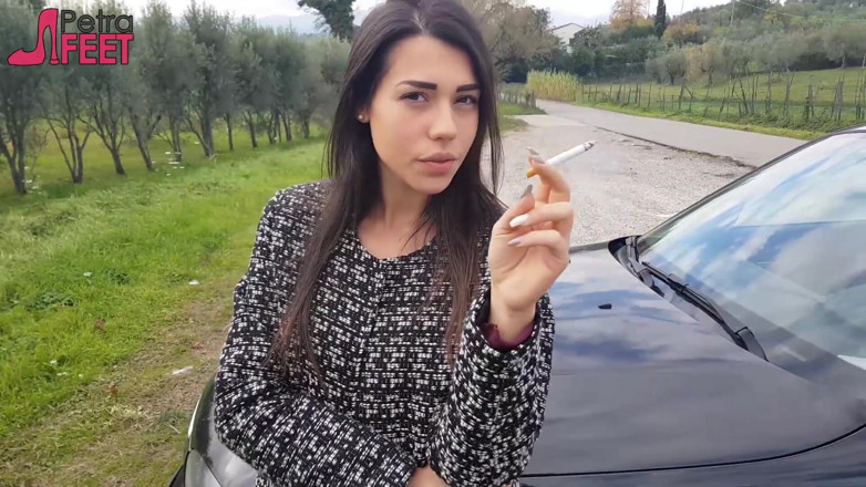Smokin Fetish: În aer liber fumând trabuc de la o brunetă sexy