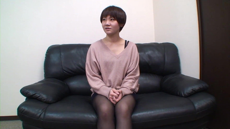 Asian Mature Climax: Kısa saçlı genç kız oyuncu seçmelerinde kanepede