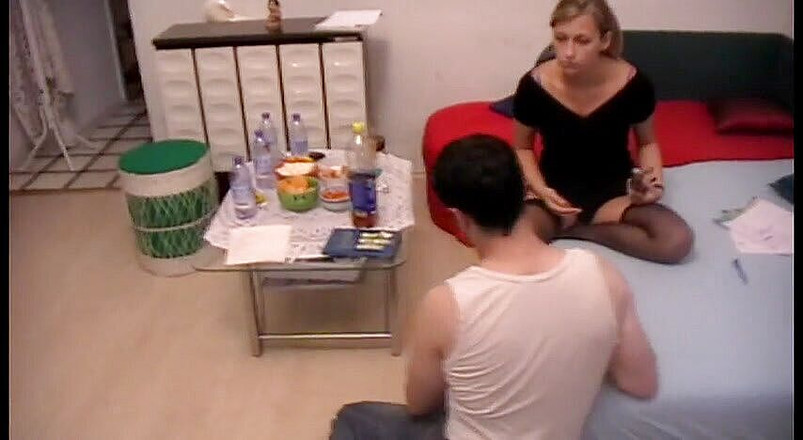 Femdom Austria: Richie mănâncă banana