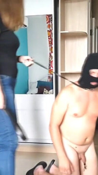 복면을 쓴 여성이 애완 동물 노예를 지배합니다: 3부