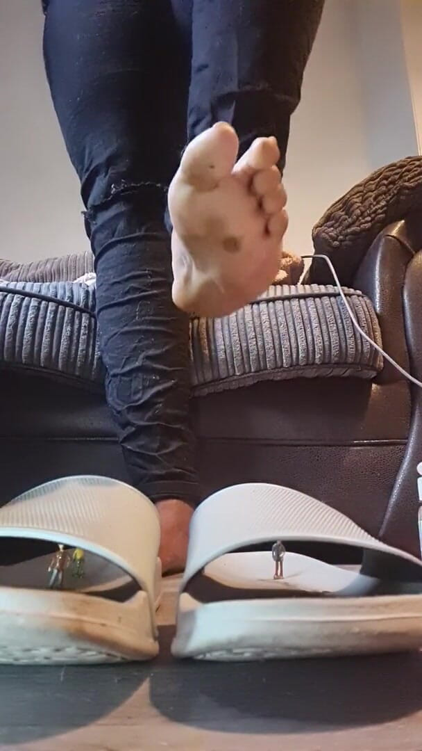 Simp to my ebony feet: Schiacciamento di sandali gigantesca