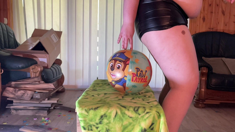 BeachBallsDuo: Snel zitten pop! Bigbootylucy en Dragon Zitten 6 beachballen! Ze hadden...