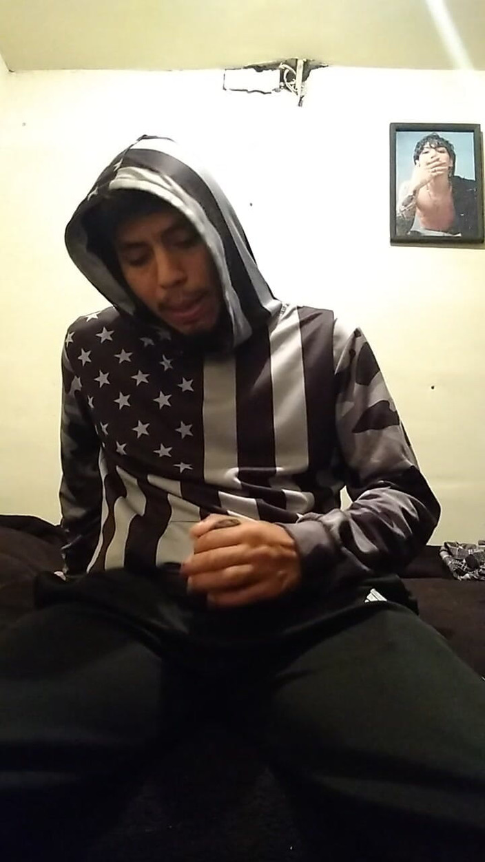 AlexAlejandro13: Hombre seductor con enorme polla asomando de él