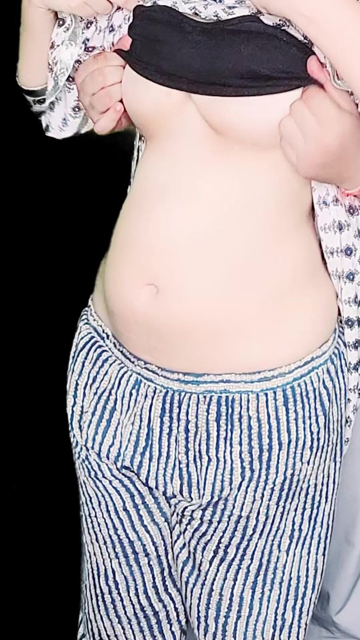 Vicky Thakur: 20 yaşındaki Hintli kız üvey erkek kardeşi tarafından masaj yapıyor